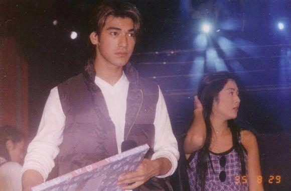 卑鄙龌龊老照片:青楼女子妖娆多姿,妇女露胸喂奶被孩子撕扯衣服