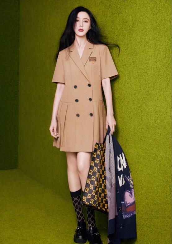 范冰冰无戏可拍也高调,穿亮片旗袍还配绿色长袜,想不抢镜都难