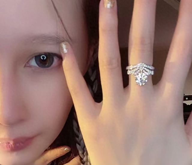 赵本山女儿球球中式婚纱美照曝光,获赞最美新娘,男友深情表白