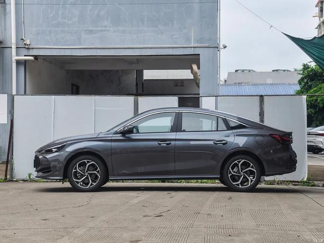 名爵MG5:6.59万起!名爵MG5、帝豪、轩逸你怎么选?