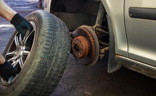 汽车行驶时前轮有异响要紧吗?有三种情况,第一种自己就能检查