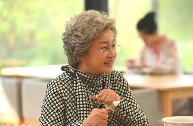 刘晓庆高温下穿貂皮拍戏,坐在草堆中休息满脸通红,网友直呼心疼