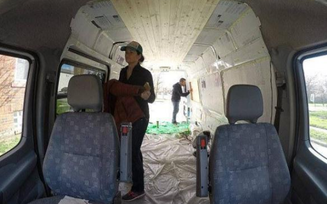 美女子节约房租卖掉财产6万改造货车，停公司门口起床就上班