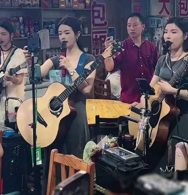 大哥1500请15个美女合唱“你”,把自己感动哭了,一看就是