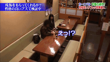 一丑女与一美女同时喂猩猩吃香蕉,结局尴尬