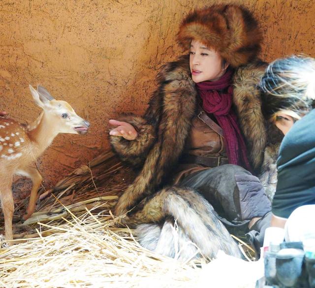 刘晓庆高温下穿貂皮拍戏,坐在草堆中休息满脸通红,网友直呼心疼