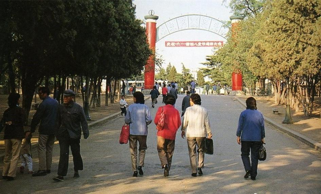 变态的纳粹德国,脱光犹太人女人衣服,集体屠杀!