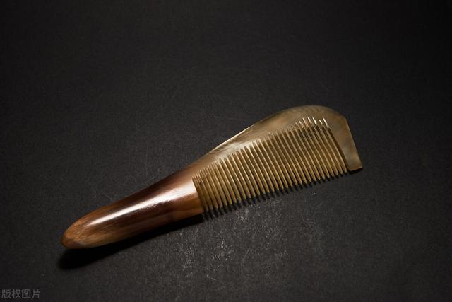 湖北美女开理发店,利用一把梳子,一年赚了120万,怎么做的?