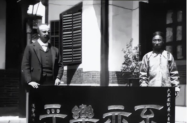 卑鄙龌龊老照片:青楼女子妖娆多姿,妇女露胸喂奶被孩子撕扯衣服