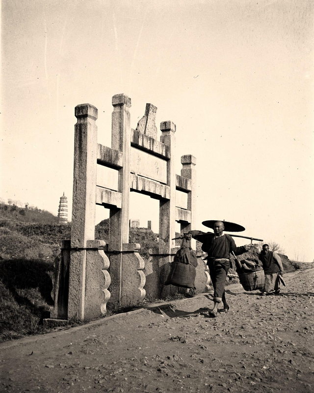 变态的纳粹德国,脱光犹太人女人衣服,集体屠杀!