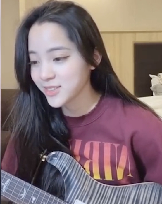 欧阳娜娜翻唱《和你》长发披肩自弹吉他嗓音清甜