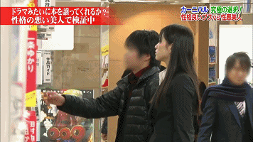 一丑女与一美女同时喂猩猩吃香蕉,结局尴尬