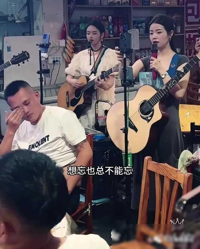 大哥1500请15个美女合唱“你”,把自己感动哭了,一看就是