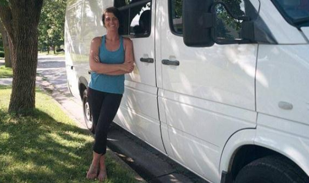 美女子节约房租卖掉财产6万改造货车，停公司门口起床就上班