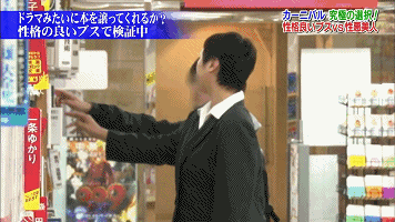 一丑女与一美女同时喂猩猩吃香蕉,结局尴尬