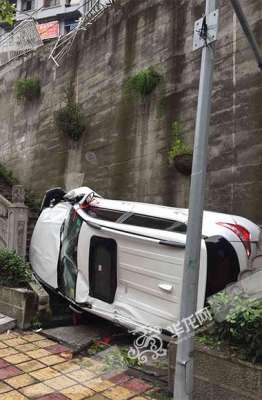 杨家坪汽车(杨家坪“魔鬼”堡坎又出事 司机倒车加油过猛坠落)