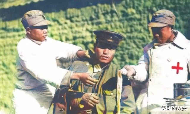 卑鄙龌龊老照片:青楼女子妖娆多姿,妇女露胸喂奶被孩子撕扯衣服