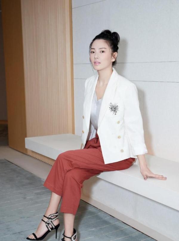 有一种姿势叫张雨绮坐姿,不仅双腿“间距”是看点,亮点也是不少