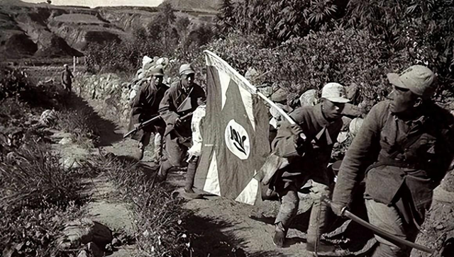 卑鄙龌龊老照片:青楼女子妖娆多姿,妇女露胸喂奶被孩子撕扯衣服