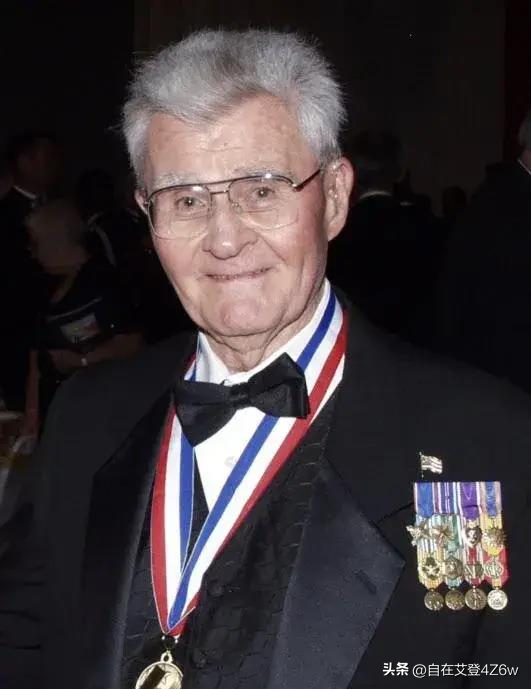 变态的纳粹德国,脱光犹太人女人衣服,集体屠杀!