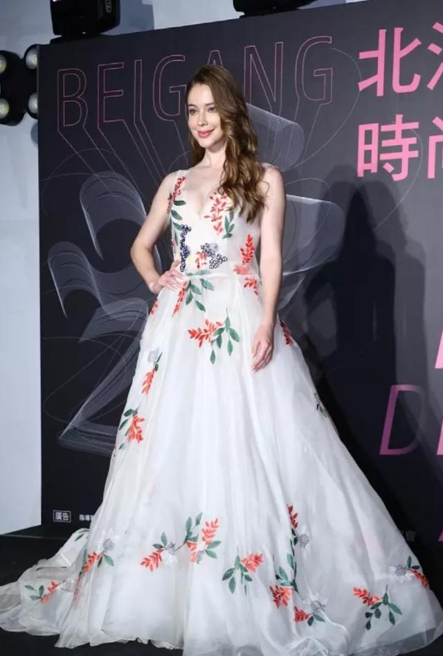 俄罗斯美女安妮惊艳现身,刺绣婚纱裙优雅动人,丰满上围太抢镜