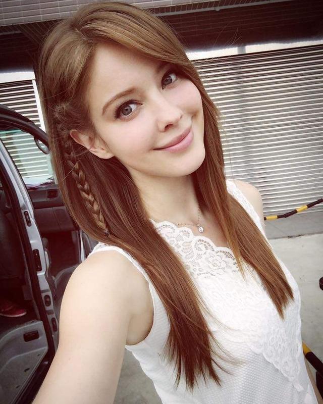 俄罗斯美女安妮惊艳现身,刺绣婚纱裙优雅动人,丰满上围太抢镜