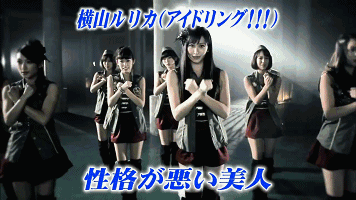 一丑女与一美女同时喂猩猩吃香蕉,结局尴尬