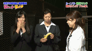 一丑女与一美女同时喂猩猩吃香蕉,结局尴尬