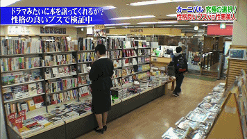 一丑女与一美女同时喂猩猩吃香蕉,结局尴尬