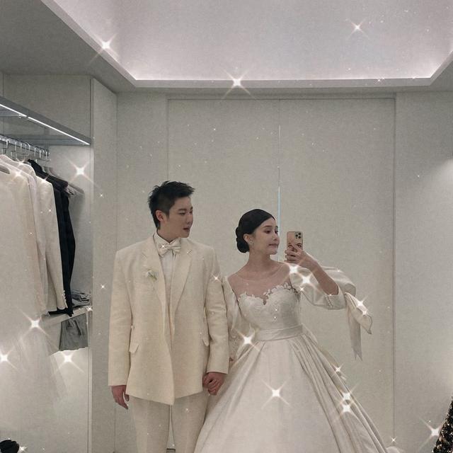 赵本山女儿球球中式婚纱美照曝光,获赞最美新娘,男友深情表白