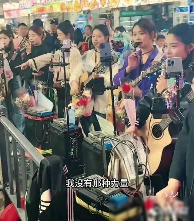 大哥1500请15个美女合唱“你”,把自己感动哭了,一看就是