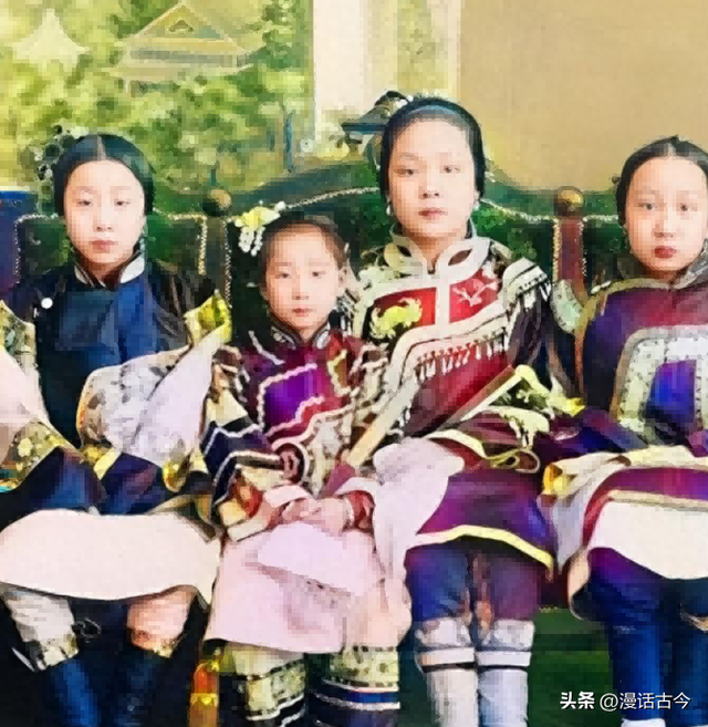 卑鄙龌龊老照片:青楼女子妖娆多姿,妇女露胸喂奶被孩子撕扯衣服