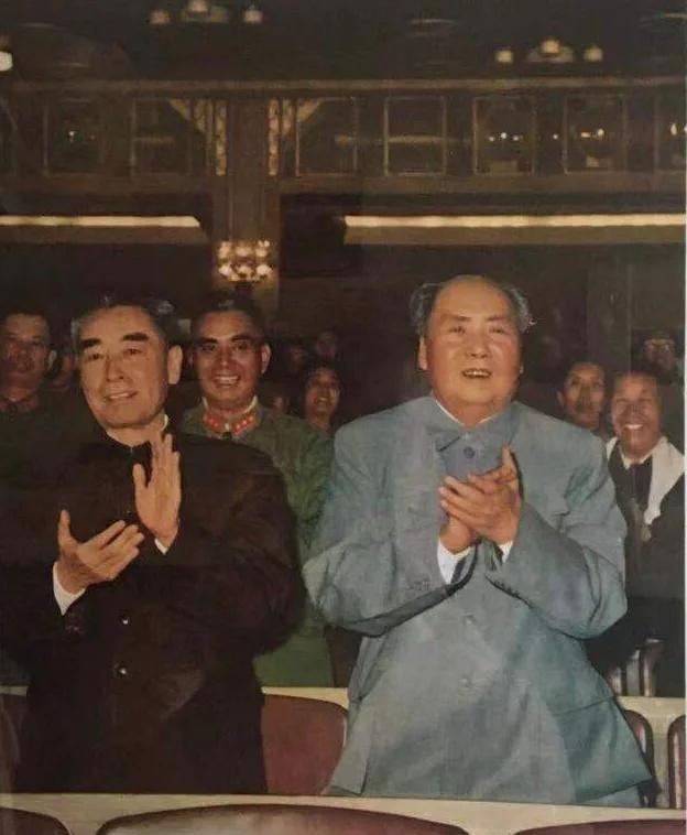 卑鄙龌龊老照片:青楼女子妖娆多姿,妇女露胸喂奶被孩子撕扯衣服