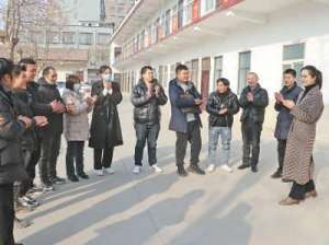 汽车在宽阔的公路上奔驰(农民工自驾900公里返岗记)