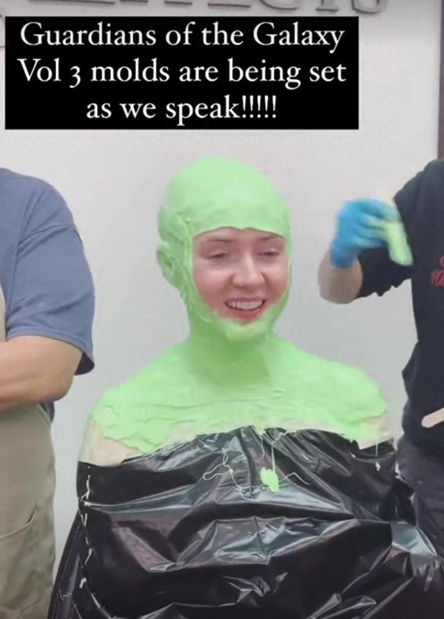 漫威星云晒幕后化妆,上半身被涂绿色石膏,网友:又来祸害美女了