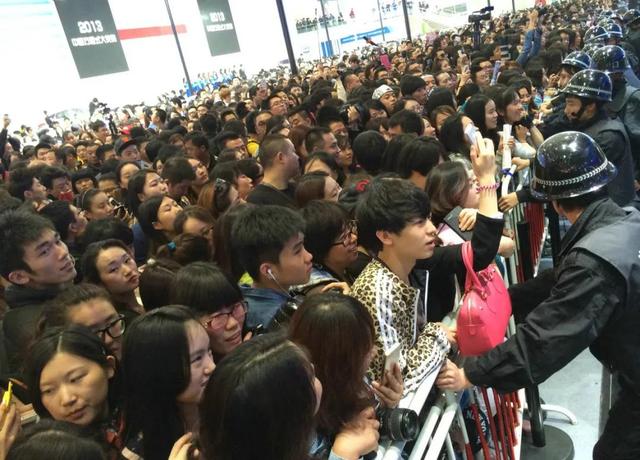 成龙代言三菱、胡歌代言CT6......粉丝:刷我的卡