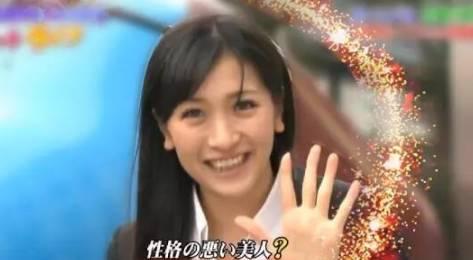 一丑女与一美女同时喂猩猩吃香蕉,结局尴尬