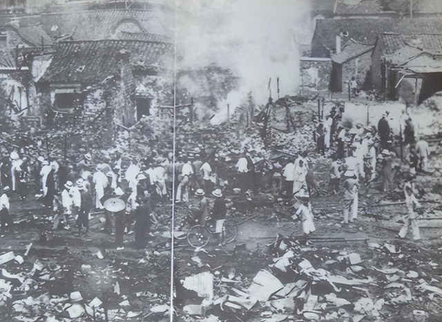 变态的纳粹德国,脱光犹太人女人衣服,集体屠杀!