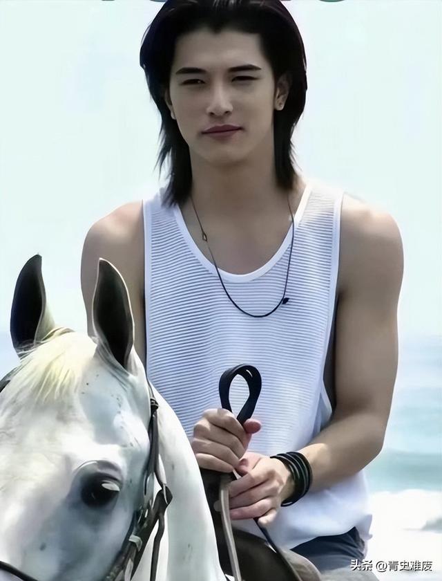 和唐嫣分手后,长达八年一直单身,直到遇见混血美女走向人生巅峰