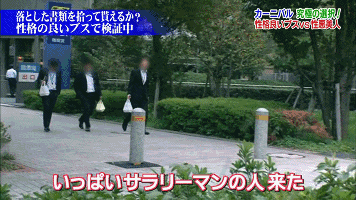 一丑女与一美女同时喂猩猩吃香蕉,结局尴尬