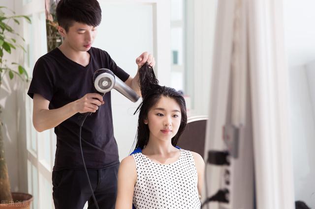 湖北美女开理发店,利用一把梳子,一年赚了120万,怎么做的?