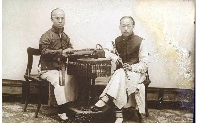 变态的纳粹德国,脱光犹太人女人衣服,集体屠杀!