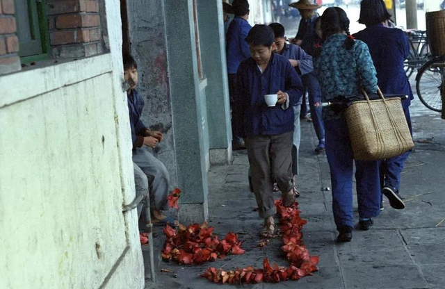 卑鄙龌龊老照片:青楼女子妖娆多姿,妇女露胸喂奶被孩子撕扯衣服