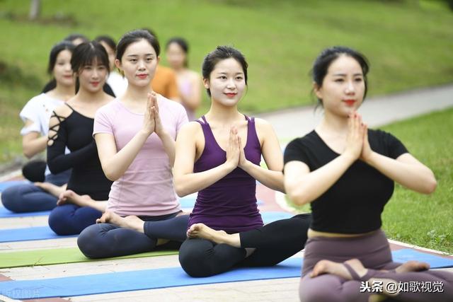 国际瑜伽日即将来临,看众多美女开练瑜伽,婀娜多姿性感迷人