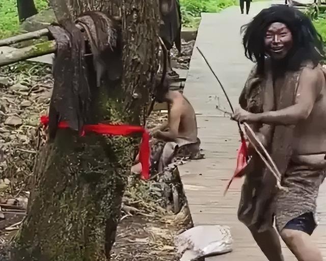 景区“美女野人”身份曝光,多张高清无码照片流出,长相很清纯