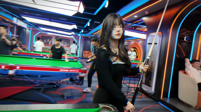 记者暗访私人影院, 毫无底线!美女助教, 互动观影, 亲嘴摸胸都可以