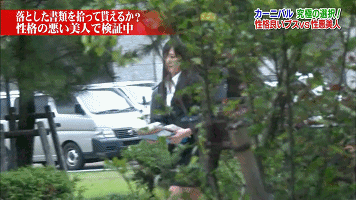 一丑女与一美女同时喂猩猩吃香蕉,结局尴尬