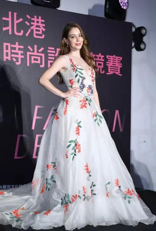 俄罗斯美女安妮惊艳现身,刺绣婚纱裙优雅动人,丰满上围太抢镜