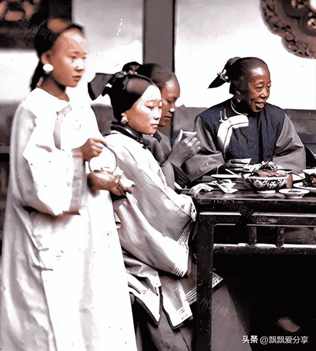 变态的纳粹德国,脱光犹太人女人衣服,集体屠杀!