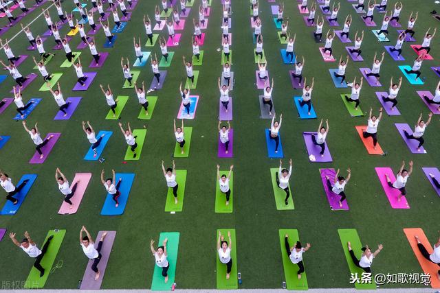 国际瑜伽日即将来临,看众多美女开练瑜伽,婀娜多姿性感迷人